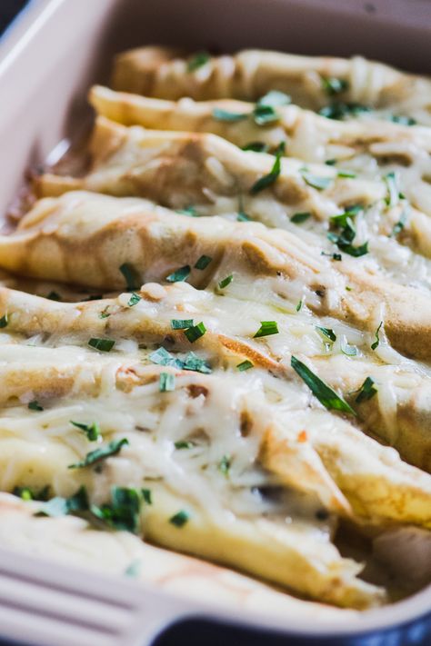 Crepe Board, Creamy Chicken Crepes, Chicken Crepes With White Sauce, Crepes Stuffed With Chicken, Savory Chicken Crepes, Chicken Florentine Crepes Recipe, Crepe Brunch, Crepes Chicken, Chicken And Mushroom Crepes Recipe