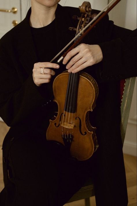 #aesthtic #violin #aesthticviolin Violin Aesthetic, Music Violin, Violin Players, Violin Music, Music Student, Blonde Boys, Aesthetic Boy, Boys Playing, Dark Academia Aesthetic