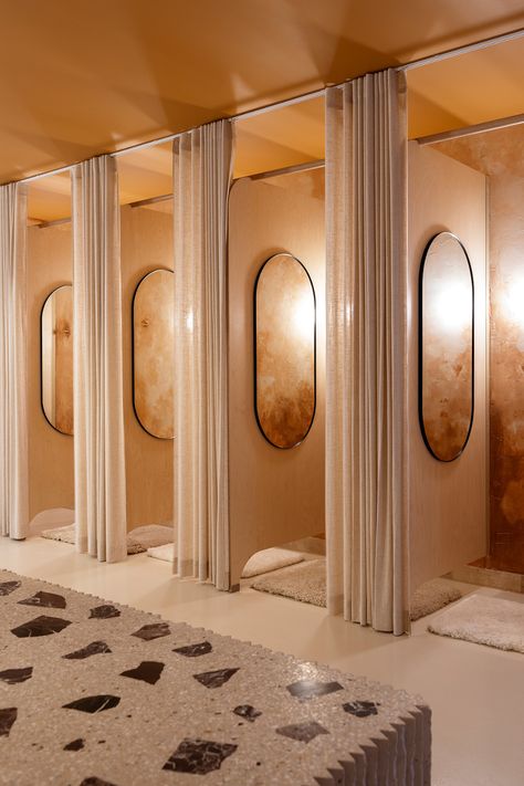 Luxury Changing Room Spa, Spa Dressing Room, Mid Century Spa, Spa Wellness Design, Small Changing Room, Changing Room Design, Spa Esthetic, Spa Architecture, Modern Spa