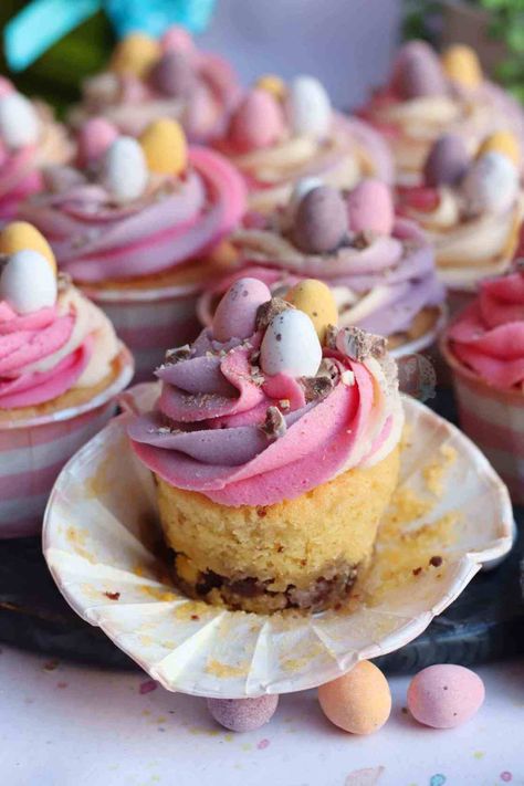 Mini Egg Cupcakes! - Jane's Patisserie Mini Egg Cupcakes, Ideas Pascuas, Jane Patisserie, Easter Bakes, Easter Bake, Easter Cupcakes Easy, Chocolate Easter Cake, Biscoff Cake, Egg Cupcakes