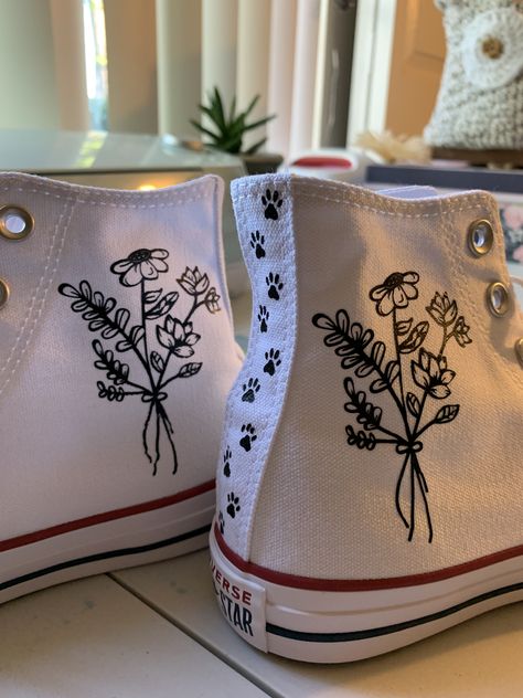 Drawing On Shoes Ideas Easy, White Converse Drawing On Shoes, Drawing On White Converse, Cricut Shoes Projects, Black Converse Painting Ideas, Converse Painting Ideas High Tops, Converse Designs Diy Paint, White Converse Painting Ideas, Doodles On Shoes