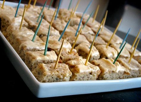 Easy Party Dessert: Cake Bites on Toothpicks One Bite Appetizers, Finger Desserts, Easy Party Desserts, Baked Potato Bar, Simple Snacks, Food Deserts, Potluck Party, Making Cake, Baking Desserts