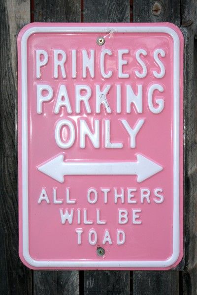 Funny Parking Sign - Free High Res. Photo. This sign made me giggle! By no means do I think I'm a princess but I love pink and........'toad'...makes me smile:) Funny Princess, Shoes Princess, Princess Parking, Tout Rose, Seni Vintage, Bedroom Wall Collage, Shoes Tennis, Pink Tree, Pink Quotes