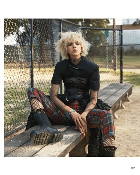 Rebellious Fashion Outfits, Punk Fashion Photography, Grunge Outfits Women, Punk Poses, Punk Fashion Women, Skirts Leather, Chica Punk, Punk Outfit, Moda Grunge