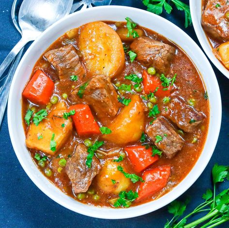 Dutch Oven Beef Stew Recipes, Beef Stew Recipe Oven, Dutch Oven Beef Stew, Dutch Oven Beef, Oven Beef Stew, Soul Food Recipes, Oxtail Recipes, Camp Food, Spice Mix Recipes