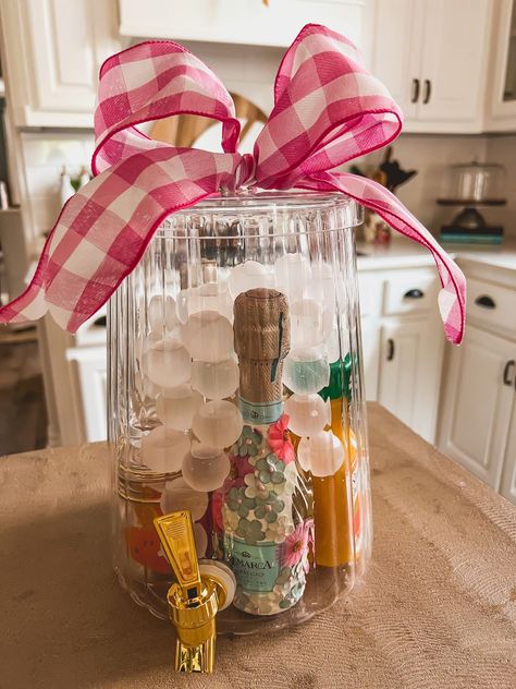 Diy Margarita Gift Basket, Bridal Shower Gift Ideas For Bride, Margarita Basket Ideas, Pool Gift Basket, Margarita Gift Basket Ideas, Small Birthday Gift Ideas, Small Gift Basket Ideas, Margarita Board, Margarita Basket