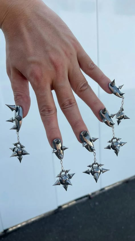 Aggressive Nail Art, Spikey Nails, Nails With Spikes, Claw Acrylic Nails, Spiky Nails, Cursed Nails, Spike Nails, Pierced Nails, Editorial Nails