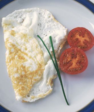 Egg White Omelet - 20 Quick and Easy Recipes with Eggs - Shape Magazine - Page 4 Healthy Midnight Snacks, Egg White Omelette, Beachbody Challenge, Ways To Cook Eggs, Cook Eggs, Healthy Egg Breakfast, Easy Egg Recipes, Eggs Recipes, Beachbody Recipes