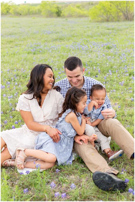 Blue Bonnet Family Photos, Bluebonnet Photoshoot What To Wear, Bluebonnet Family Photos, Bluebonnet Photos, Spring Family Photos, Fam Photos, San Antonio Photography, Poses Family, Blue Bonnet