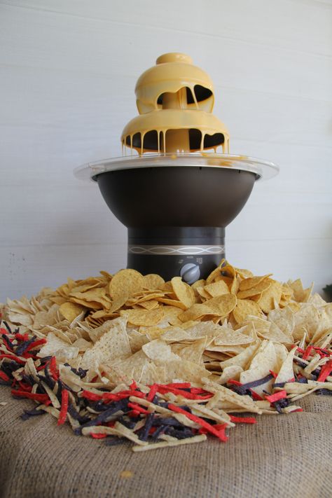 Nacho Bar- wow...cheese in a chocolate fountain! I'd probably camp out right beside it! Easy Summer Party Food, Chocolate Fountain Wedding, Cheese Fountain, Taco Bar Wedding, Chocolate Fountain Recipes, Reception Buffet, Buffet Wedding Reception, Buffet Wedding, Nacho Bar