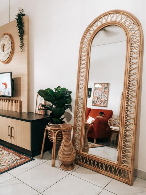 Big Mirror Rattan, Console Table Decor Ideas, Console Table Decor, Boho House Decor, Table Decorations Ideas, Stand Mirror, Mirror Decor Ideas, Boho Mirror, Tropical Bedrooms