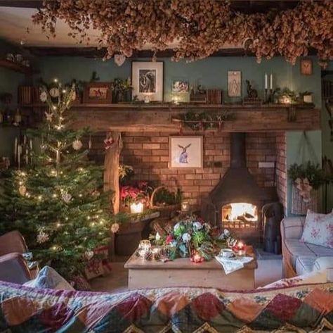 English Country Christmas, English Cottage Christmas, Christmas Cabins, Salons Cottage, Cozy English Cottage, Cottage Fireplace, Country Cottage Interiors, Cozy Christmas Living Room, English Cottage Decor