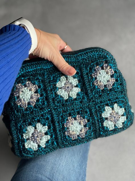 Granny Square Clutch, Crochet Bag Granny Square, Crochet Bag Granny, Sac Granny Square, Crochet Wrist Warmers, Granny Square Bag, Knitting Bag, Woven Handbags, Personal Belongings