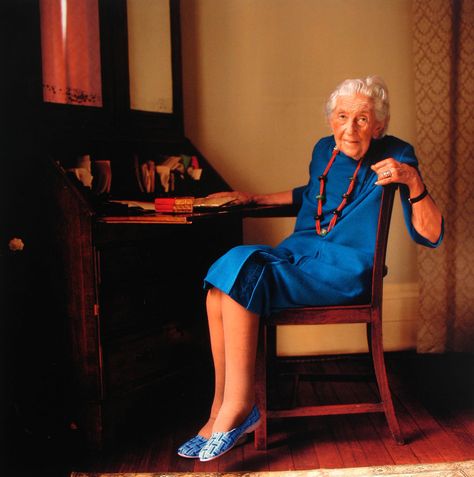 Dame Agatha Christie, 1974  I've never seen this picture of her before today. Lord Snowdon, Hercule Poirot, Photography Words, Writers And Poets, Old Woman, Aging Gracefully, Old People, Agatha Christie, The New Yorker