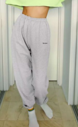 Pants 2020, Jogging Outfit, Jogger Pants Outfit, Gym Attire, Sweatpants Outfit, Lounge Outfit, Joggers Outfit, Princess Outfits, Trendy Fashion Outfits