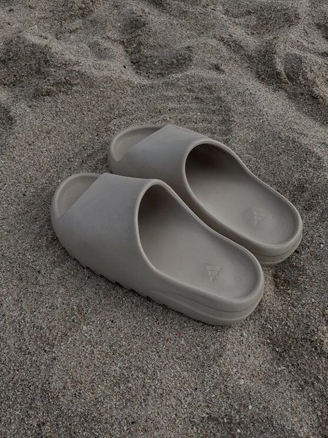 Slate Grey Yeezy Slides, Yeezy Slide Slate Grey, Grey Yeezy Slides Outfit, Yeezy Slides Aesthetic, Slippers Yeezy, Grey Yeezy Slides, Yeezy Slides Outfit, Jordan 4 Travis Scott, Grey Yeezy