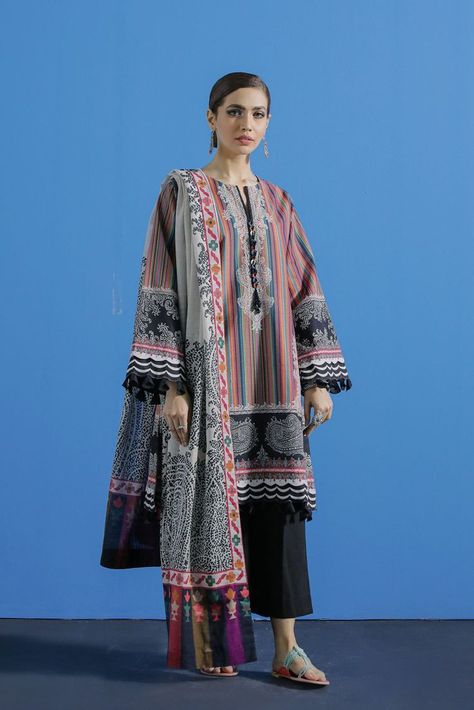 Winter Outfits Design Pakistani, Winter Dress Shawl, Winter Khaddar Dress Design, Khaddar Dresses Design, Khaddar Kurta Designs, Pakistani Kurti Designs, Khana Kaba, Asim Jofa, Latest Dress Design