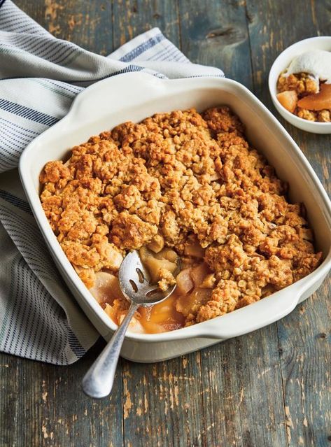 When the fall season rolls around, what could be better than a recipe for apple crumble? It's our absolute best! Caramel Apple Cobbler, Sautéed Apples, Fall Desserts Apple, Best Apple Recipes, Apple Crumble Recipe, Cobbler Topping, Apple Cobbler, Fall Desserts Easy, Crumble Recipe