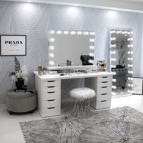 Teenager Bedroom Design, Bulb Mirror, Bedroom Vanity Set, Makeup Station, Vanity Room, Bedroom Vanity, Glass Globes, Makeup Studio, Design Cool