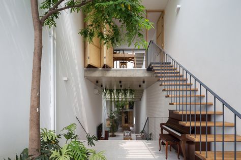 CH House / ODDO architects | ArchDaily Asia Tenggara, Narrow House, Patio Interior, Good House, City House, Family House, Residential Architecture, Architect Design, Traditional House