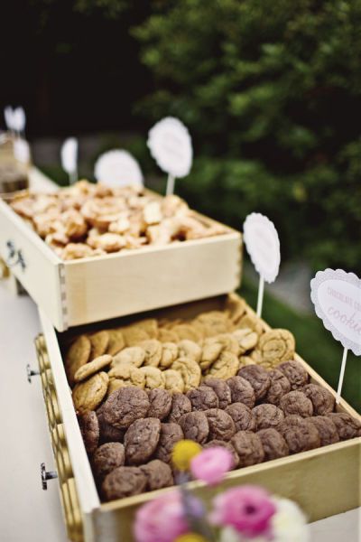 Old Drawers as serving platters .... Love the look and never would have thought of this! Candybar Cookies, Rustic Food Display, Cookie Bar Wedding, Brunch Mesa, Cookie Buffet, Fruit Crates, Buffet Dessert, Cookie Display, Bar A Bonbon