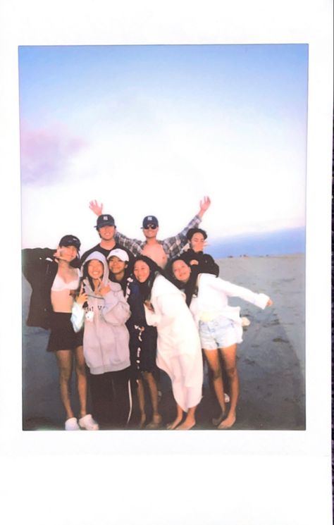 Friend Group Couples, Polaroid Group Friends, Seven People Friend Group, Friend Group Polaroid Pictures, Friend Photo Ideas Group, Friend Group Pictures 10 People, Group Picture Beach, Summer Group Aesthetic, Grp Photo Poses