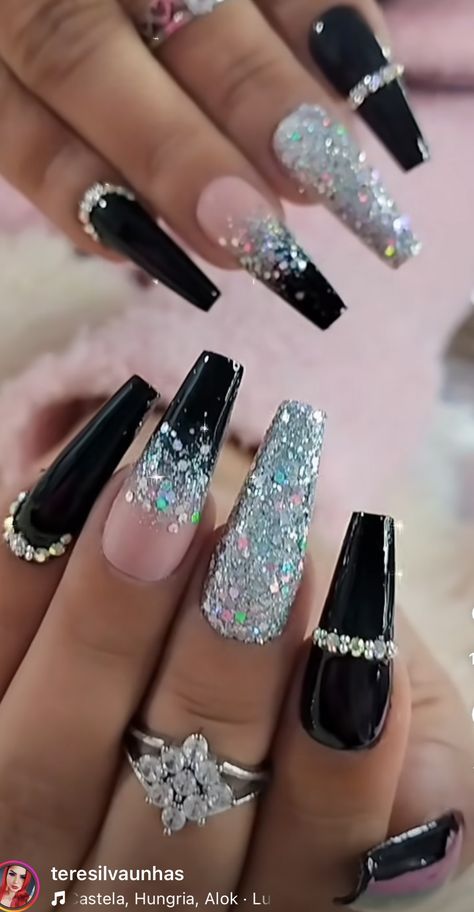 Winter Nails Black And White, Black And Silver Christmas Nails, Black Nails With Gems Rhinestones, Party Nails New Years Eve Sparkle, Sparkly New Years Nails, Black And Silver Nails Ideas, Black Bling Nails, Black Holiday Nails, Rhinestone Nail Ideas