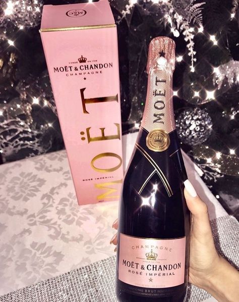 #champagne #strongdrinks #drinks Moet Rose, Moet Chandon Champagne, Champagne Birthday, Champagne Party, Alcohol Aesthetic, Moet Chandon, Sour Candy, Gifts Anniversary, Alcohol Recipes