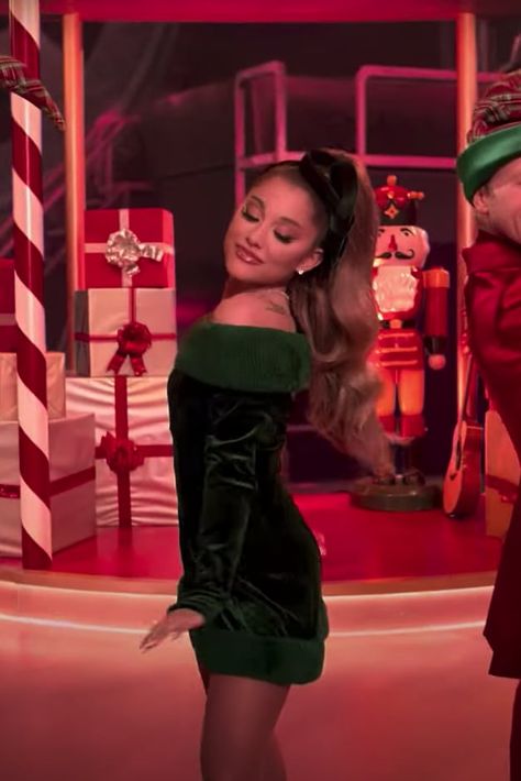 Ariana Grande Santa Outfit, Oh Santa Ariana Grande, Ariana Grande Mariah Carey, Ariana Grande Green Dress, Ariana Grande Oh Santa, Ariana Grande Green, Ariana Grande Santa Tell Me, Ariana Christmas, Christmas Celebrities