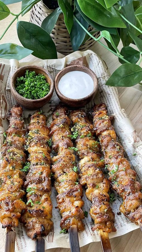 Garlic Parmesan Chicken Skewers - Wikisizzle Charcoal Chicken Recipe, Charcoal Bbq Recipes, Oven Grilled Chicken, Garlic Parmesan Chicken Skewers, Parmesan Chicken Skewers, Chicken Thighs Recipes, Grilled Chicken Skewers, Appetizer Sandwiches, Vegetarian Menu