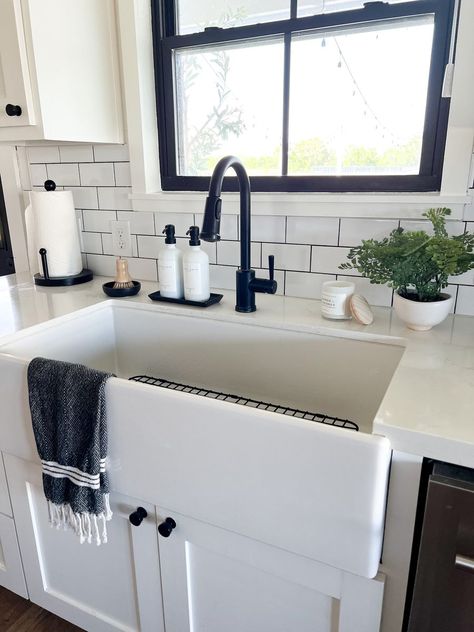 Black Faucet White Sink, White Sink Kitchen, Decorate Dining Room, Pit House, Kitchen Farmhouse Style, House Townhouse, C Kitchen, Beachy Home Decor, Kitchen Reno Ideas