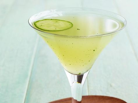 Get Fresh Mint Martini Recipe from Food Network Mint Martini, Grilled Appetizers, Mint Margarita, Martinis Drinks, Grilling Menu, Happy Hour Drinks, Martini Recipe, Infused Water Recipes, Restaurant Dishes