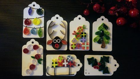 Quilling Flowers Tutorial, Christmas Gift Tags Diy, Paper Quilling For Beginners, Christmas Gift Tags Personalized, Valentines Gift Tags, Quilling Christmas, Quilling Ideas, Gift Tags Diy, Paper Quilling Designs