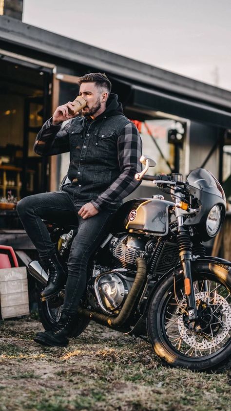 Bikers Jackets Outfit Men, Rider Outfit Men, Cafe Racer Outfit Men, Cafe Racer Outfit, Biker Outfit Men Motorcycles, Mens Motorcycle Fashion, Biker Outfit Men, Rider Outfit, Bike Pose