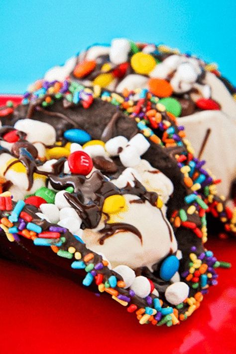 Chocolate Taco, Ice Cream Taco, Dessert Nachos, Dessert Taco, Ice Cream Fruit, Fun Dessert, Healthy Food Guide, Desserts Chocolate, Fruit Yogurt