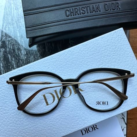 Elevate Your Look With The Timeless Luxury Of Dior Gemdioro Optical Frames. Designed For Women, These Elegant Frames Combine Classic French Elegance With Modern Beauty. Crafted From Lightweight Acetate, These Glasses Feature A Subtle Cat Eye Shape And An Ultra-Feminine Design That's Sure To Make You Stand Out In Any Crowd. With Their Luxurious Style And Intricate Details, These Dior Frames Are A Must-Have Addition To Any Fashionista's Wardrobe. Luxury Prescription Glasses, Elegant Glasses Frames, Dior Glasses Frames, Classy Glasses Frames For Women, Designer Glasses Frames Women, Black And Gold Glasses, Big Glasses Frames, Optic Glasses, Feminine Glasses