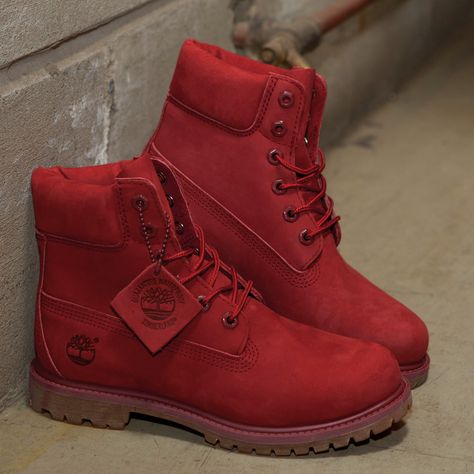 These red Timberland boots are on fleek. Red Timberland Boots, Timberland Boots Girls, Red Timberlands, Timberland Boots Outfit, Timberland Waterproof Boots, Timberland Outfits, Timberland 6 Inch, Tokyo Street Fashion, Timberland 6