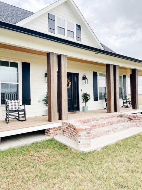 Homes With A Front Porch, Double Post Front Porch, Farmhouse Exterior Ranch, Ranch House Porch, Small Farmhouse Exterior, Houses With Front Porches, My House Plans, Estilo Cottage, Farmhouse Front Porch