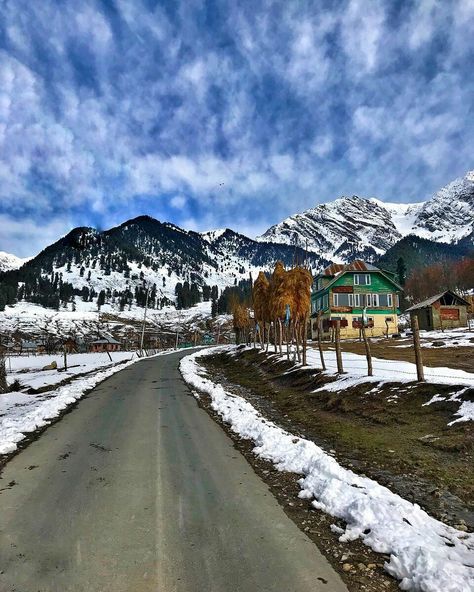 Aru Valley, Kashmir #India Aru Valley Kashmir, Aru Valley, Valley Of Flowers, Kashmir India, Mountain Valley, Beautiful Place, Switzerland, Beautiful Places, Paradise