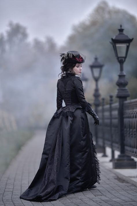 Black Victorian Dress, Victorian Dress Gown, Victorian Bustle, Retro 3, Bustle Dress, Anna Karenina, Old Fashion Dresses, Black Mermaid, Victorian Goth