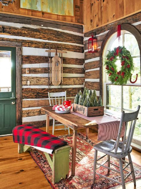 Cabin Decor Ideas, Cabin Dining Room, Winter Cabin Decor, Christmas Table Setting Ideas, Christmas Dates, Cabin Christmas Decor, Log Cabin Christmas, Cozy Little House, Country Living Fair