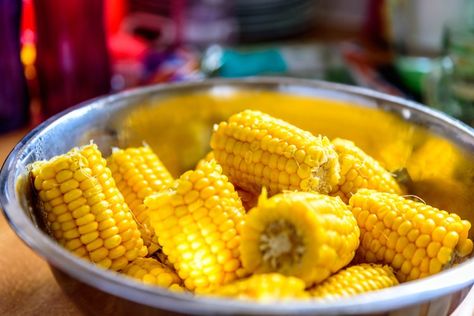 How to Keep Corn Warm After It Is Already Boiled How To Cook Corn On The Cob For A Crowd, Corn On Cob For Large Crowd, Make Ahead Corn On The Cob, Corn On The Con, Cooler Corn, Microwave Corn On The Cob, Microwave Corn, Family Cookout, Shucking Corn