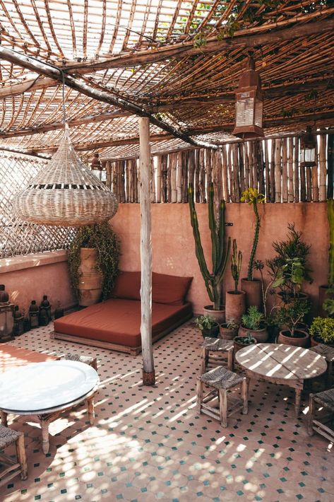 Marrakech Decor, Pink Daybed, Desert Interior, Best Riads In Marrakech, Houses Inspiration, Moroccan Garden, Moroccan Inspiration, Tiny Garden, Moroccan Interiors