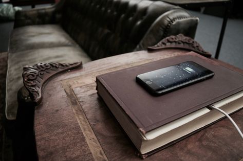 Diy Wireless Charger, Diy Steps, Wireless Charging Pad, Funky Furniture, Old Book, Diy Book, Diy Phone, Phone Charging, How To Turn