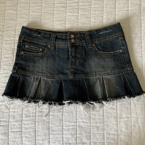 Denim
Pleated mini skirt 
Jean skirt 
Y2k 
Juicy couture 
Outfit Dior Mini Skirt, Denim Miniskirt, Y2k Skirts, 2000s Fashion Outfits, Skirt Vintage, 2000s Fashion, Dream Clothes, Outfits Casuales, Miss Me