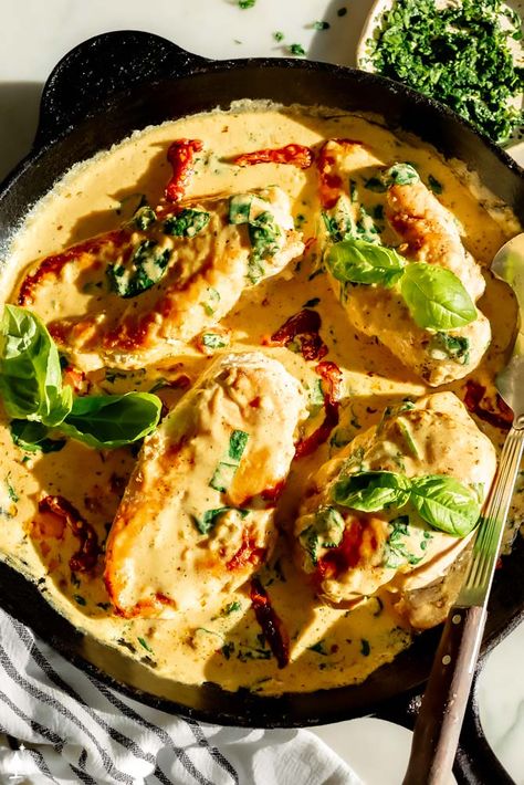 Creamy Tuscan Chicken {with Spinach + Sun Dried Tomatoes} - Little Pine Kitchen Quick Birthday Dinner Ideas, Taming Twins, Carbquik Recipes, Marry Me Chicken Recipe, Impressive Dinner, Fall Dinners, Marry Me Chicken, Slow Cooker Pasta, Weekend Meals