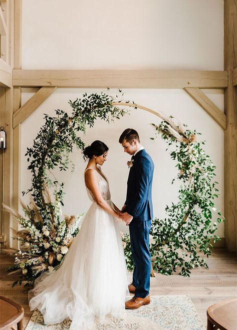 modern meets organic barn wedding arch ideas Wedding Colors Ideas, Spring Barn Wedding, Circle Decor, Barn Wedding Inspiration, Greenery Wedding Decor, Laid Back Wedding, Simple Elegant Wedding, Wedding Decor Ideas, Themed Wedding Invitations