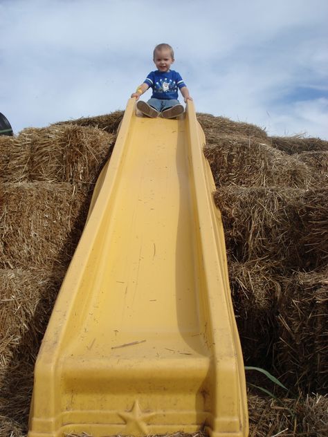 Awesome idea.  Put a slide on hay bales. Hay Bale Slide, Farm Birthday Party Games, Farm Fest, Farm Tourism, Hay Maze, Pumpkin Patch Farm, Fall Festival Games, Fall Harvest Party, Fall Carnival