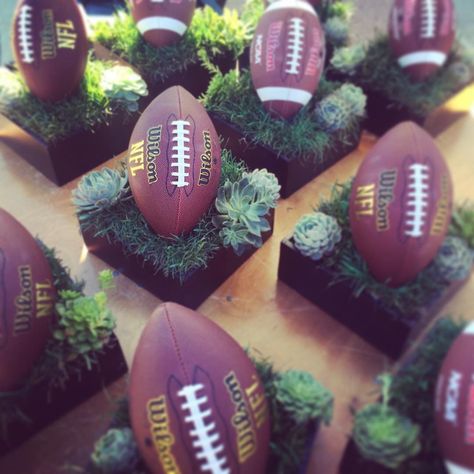 I HAVE to share with you guys these lovely centerpieces that my good friend of mine Melanie from Bella Blooms had just created! Super Bowl Centerpiece Ideas, Football Centerpiece Ideas, Sports Themed Centerpieces, Football Banquet Centerpieces, Football Centerpiece, Birthday Party Ideas For Men, Football Centerpieces, Ideas For Birthday Party, Sports Centerpieces