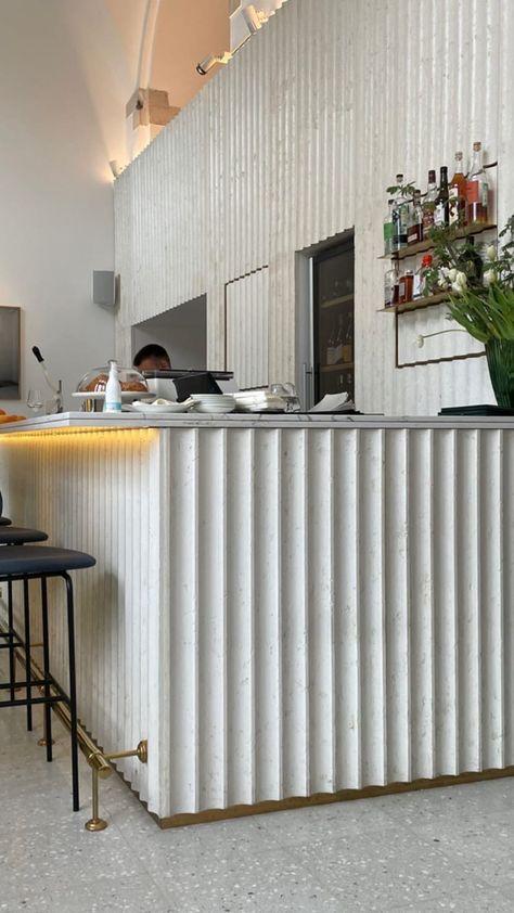 Reception Desk Wall, Panelled Bar, Marble Bar Counter, Reception Desk Lighting, Fluted Bar, White Marble Bar, Tea Room Design, Curved Bars, Bar Counter Design